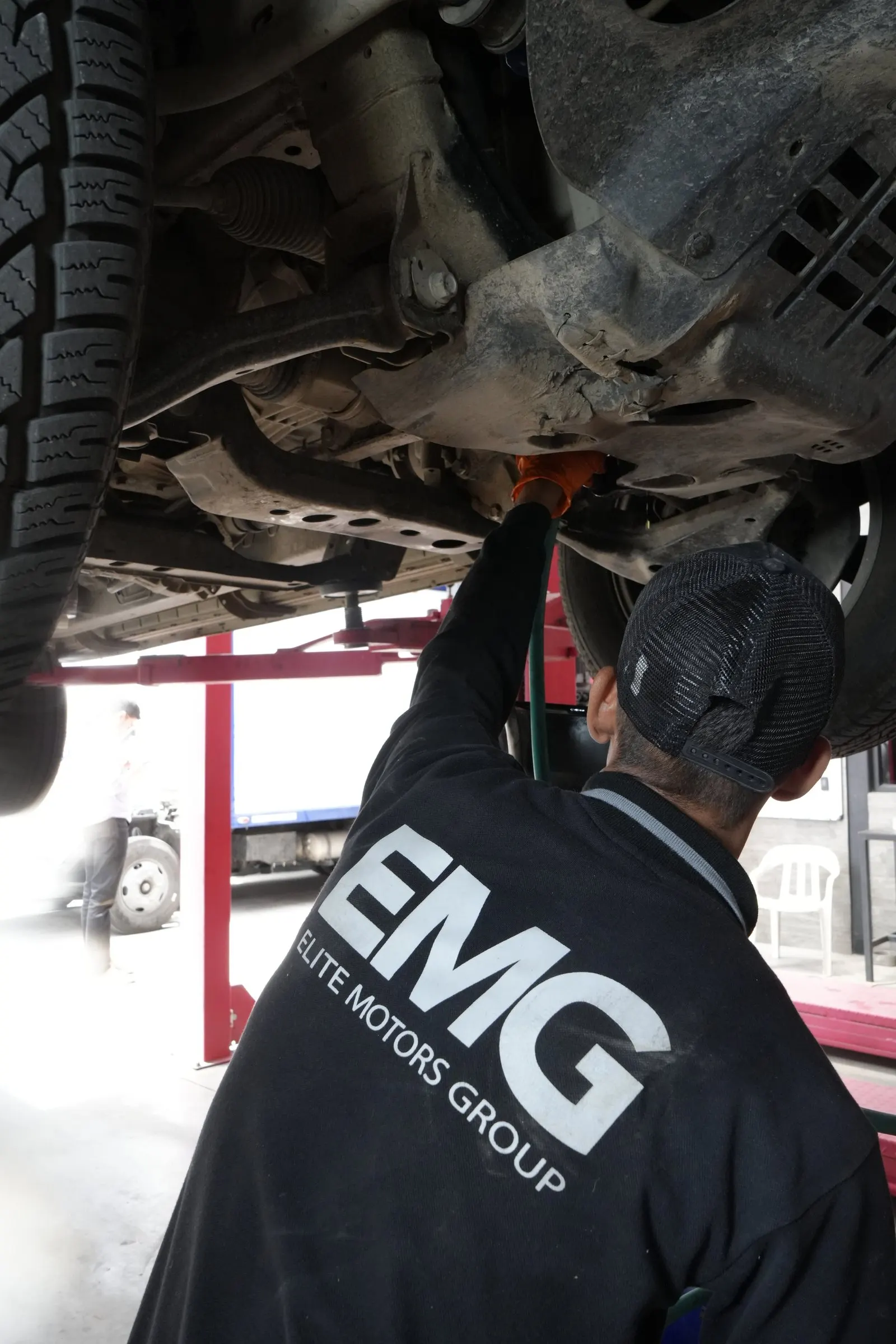 Cambio de aceite bajo la camioneta en el elevador