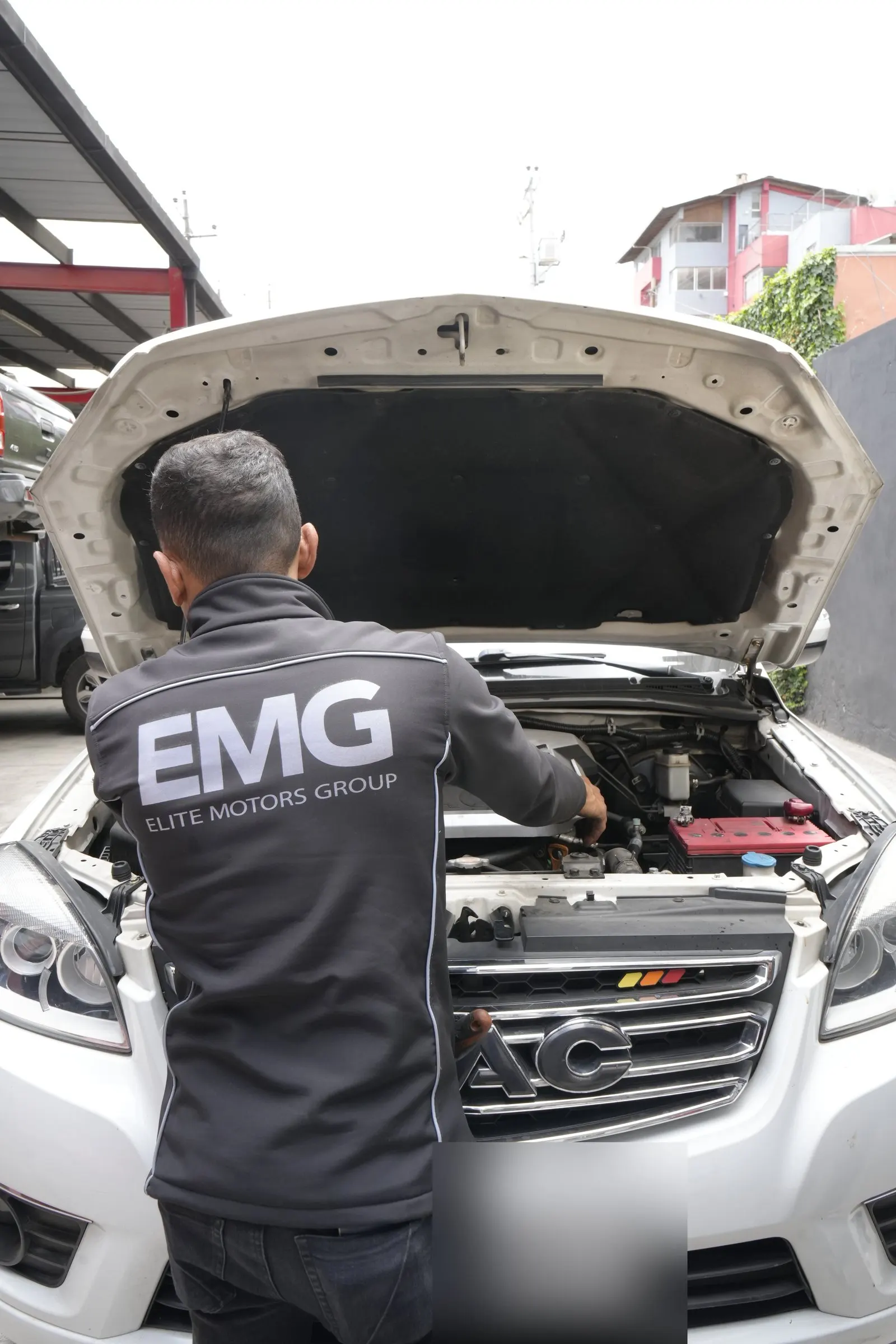 Técnico de EMG revisando el motor de una JAC T6